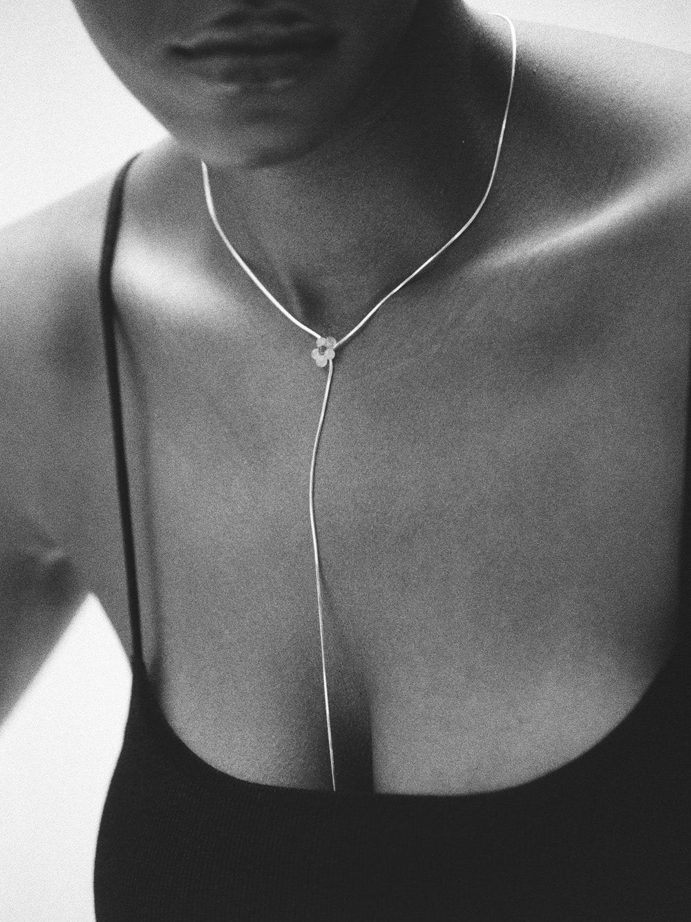 Thin Sling Daisy Necklace Silver