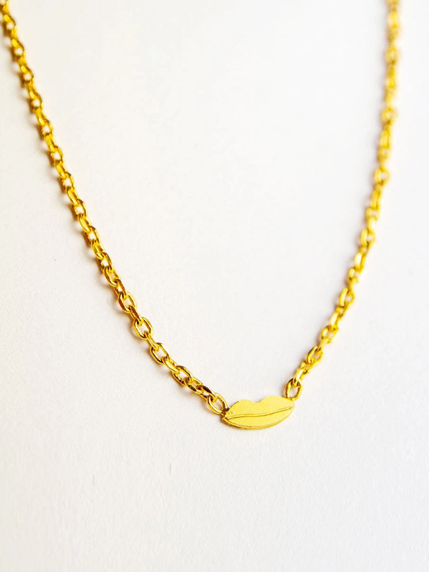Short Kiss Necklace